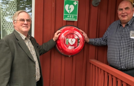 Kumla Rotaryklubb skänker Hjärtstartare till Betaniakyrkan i Åbytorp.