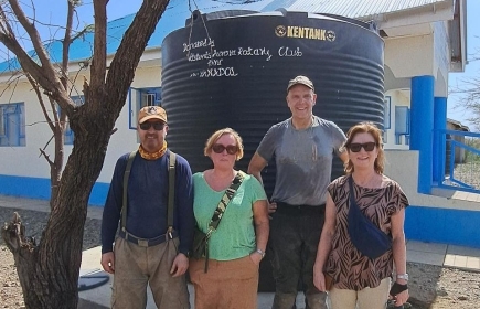 Kenyaresenärerna framför vattentanken klubben bidragit till
